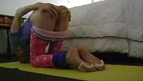 Smoking-h katt cunt with her feet