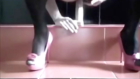 Sexy girlfriend gets her pussy eateno with cum