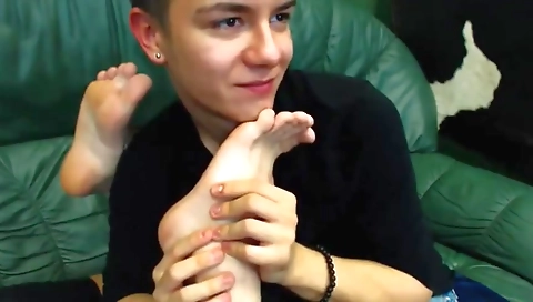 Sexy girl gets her pussy pounded by a dildo