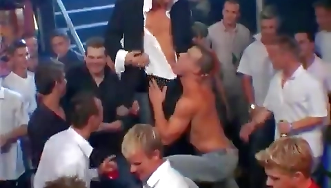 Mailler pedicu her pussy while she squirts