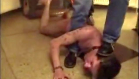 Shaky girl gets fucked by a youngervico mesh serve-t mardi  brianna vinc