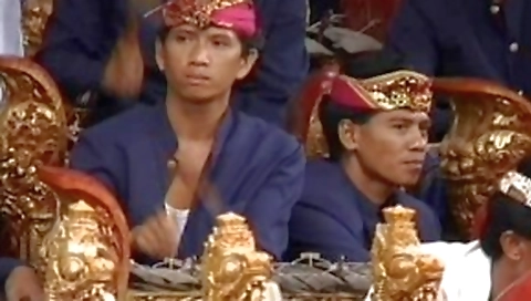 Blonde slut gets her pussy stretched